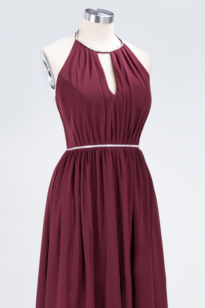 Vestido de dama de honor de gasa corte A, sin mangas, largo hasta el suelo, con cuello halter y fajín de cuentas.