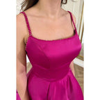 Vestido de fiesta clásico y atemporal de corte A con tirantes finos, escote redondo y abertura lateral.