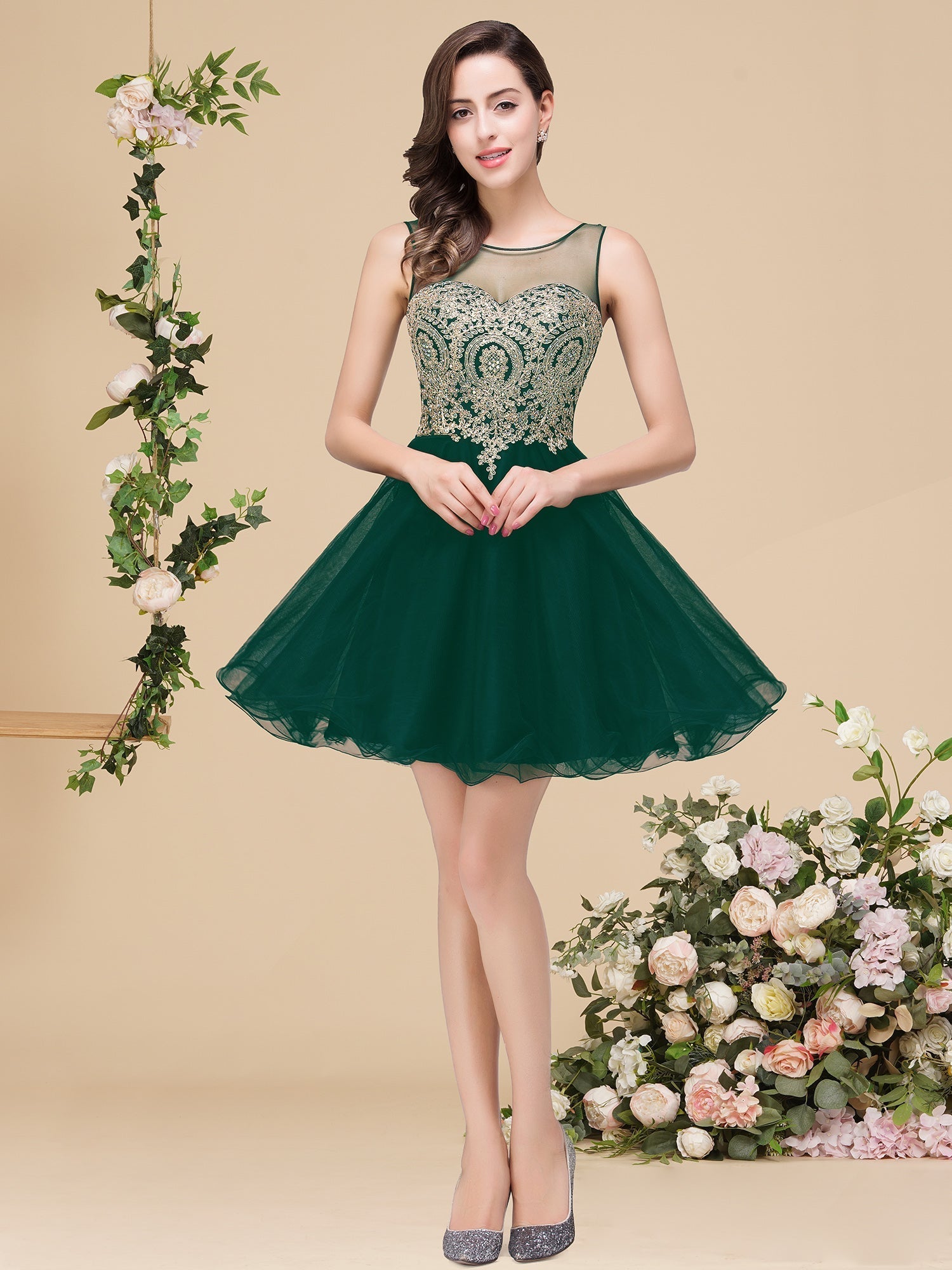 Vestidos de fiesta cortos sin mangas con apliques y corte en A