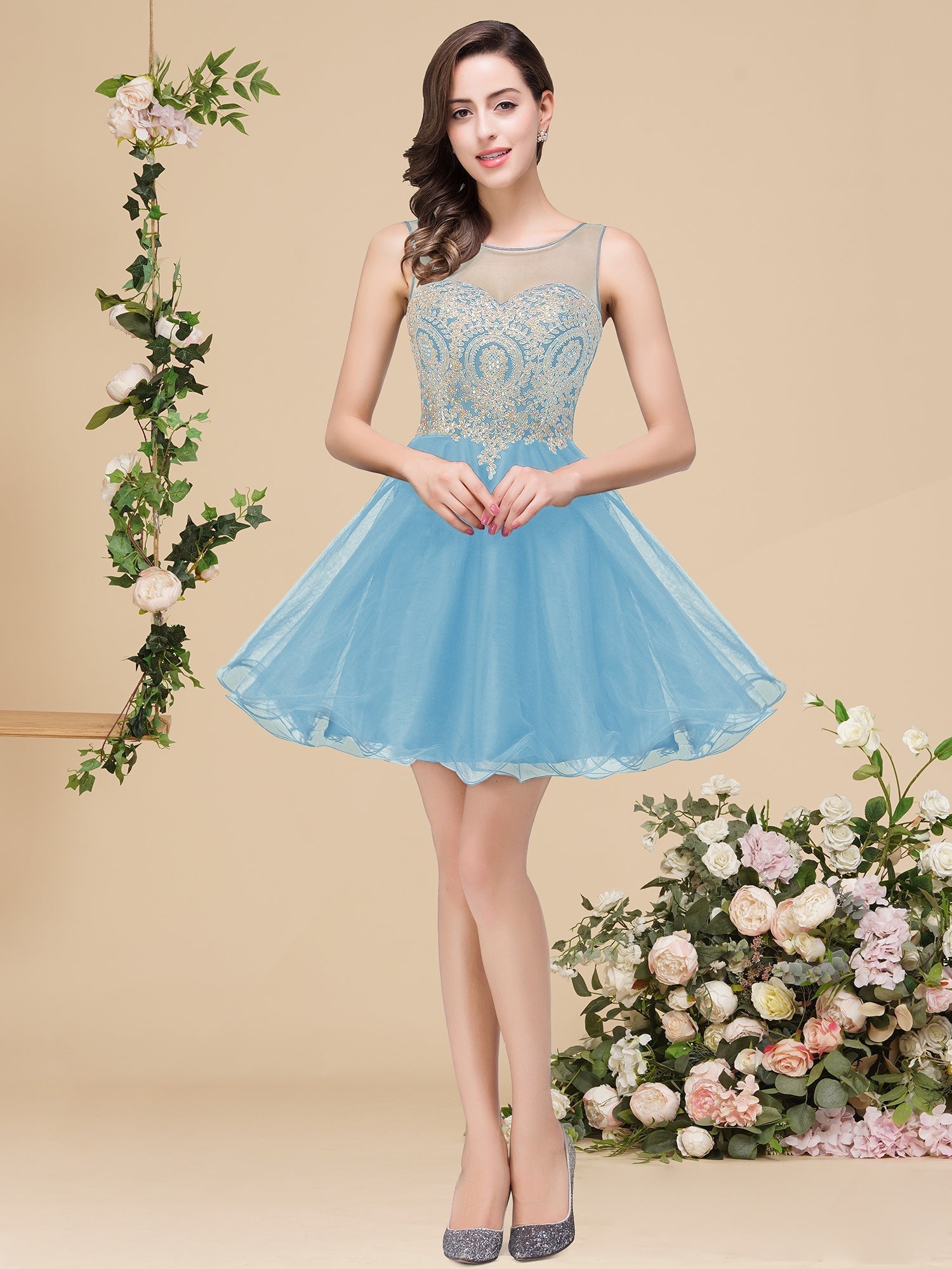 Vestidos de fiesta cortos sin mangas con apliques y corte en A