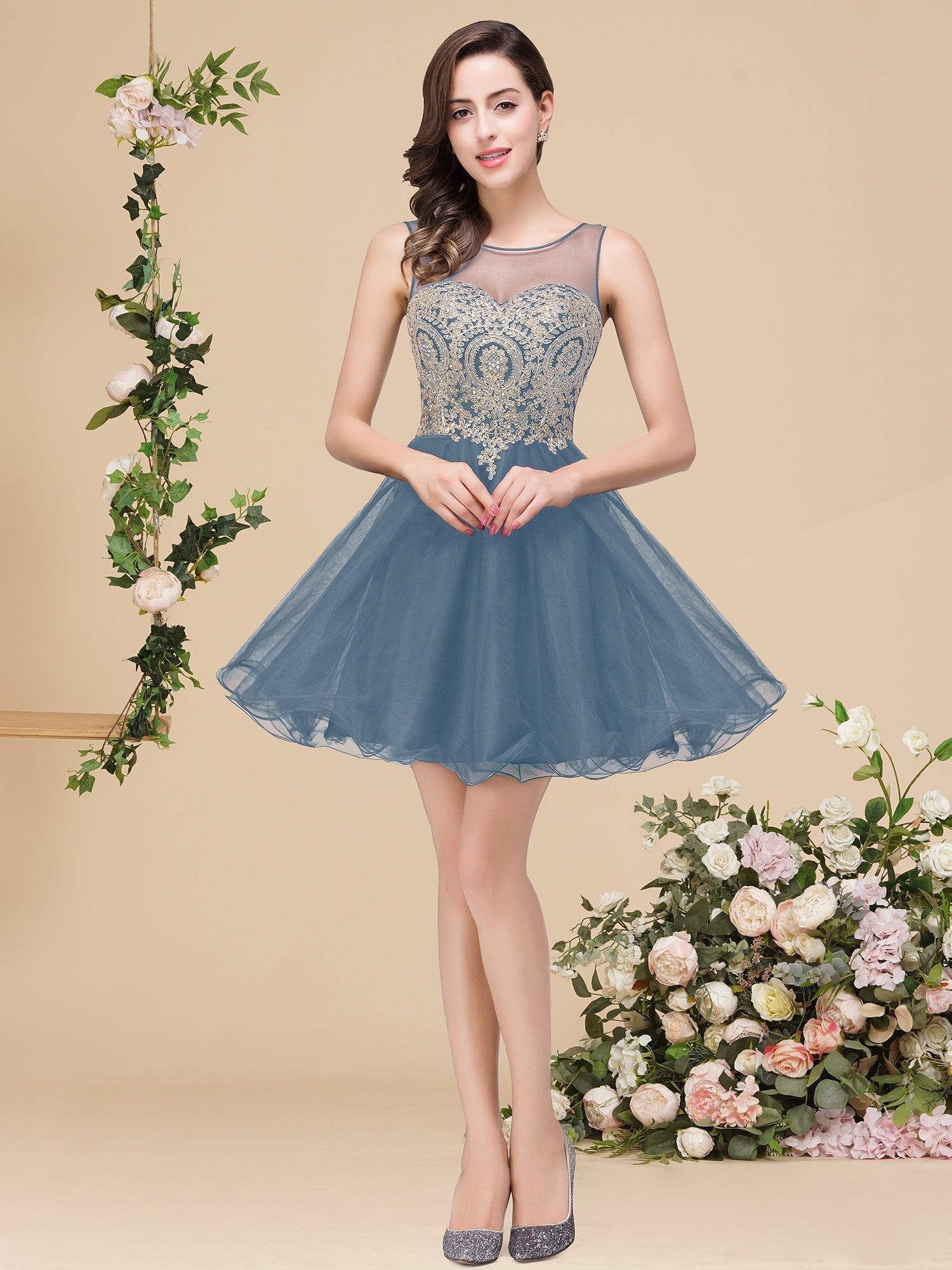 Vestidos de fiesta cortos sin mangas con apliques y corte en A