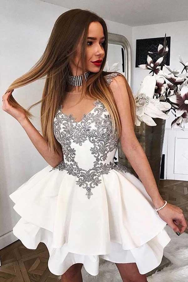 Vestido blanco corto de fiesta de bienvenida con cuello redondo y falda escalonada, corte en A, con apliques PD071