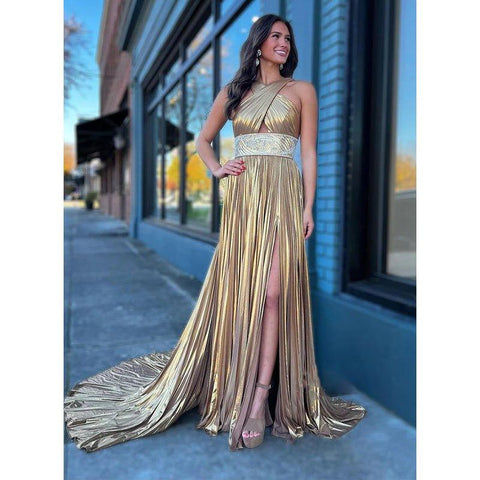 Vestido largo de noche color champán con tirantes cruzados, corte en A y cola de barrido. 