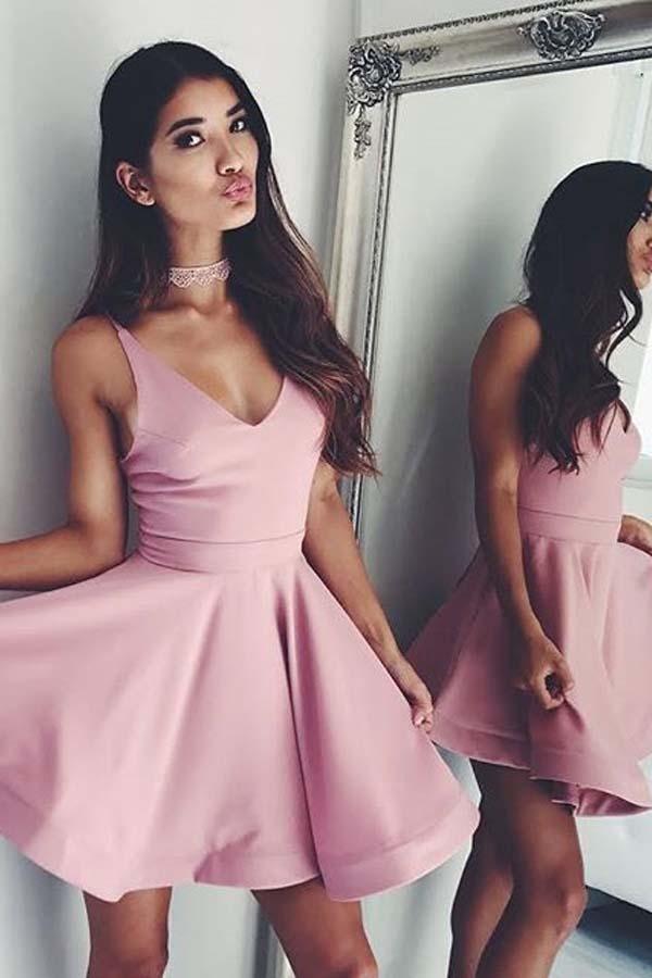 Vestido de fiesta corto rosa satinado con escote en V y corte en A, modelo PD126