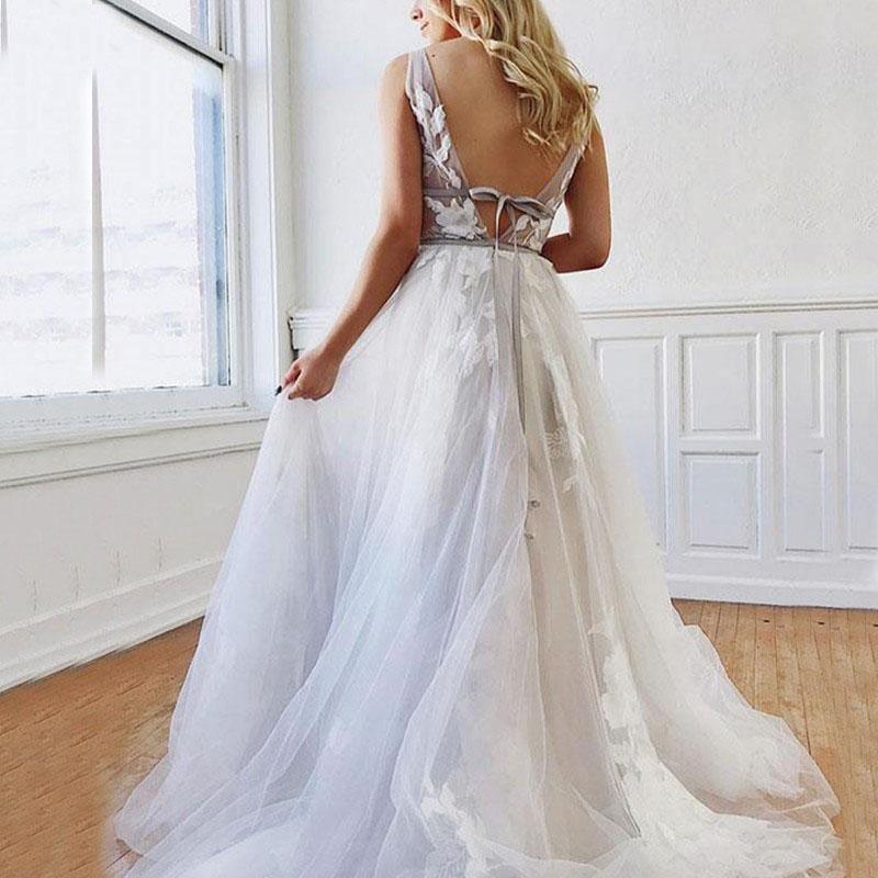 Vestido de novia blanco de corte A, escote en V profundo, espalda descubierta y apliques WD446