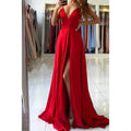 Vestido largo rojo de corte formal, corte en A, escote en V profundo y abertura alta 