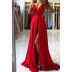 Vestido largo rojo de corte formal, corte en A, escote en V profundo y abertura alta 