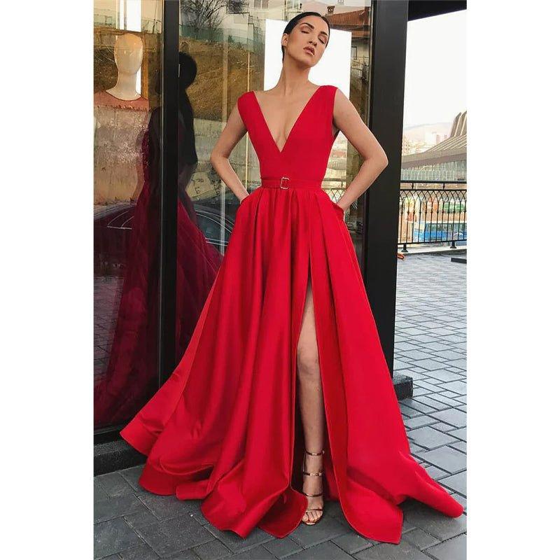 Vestido largo de fiesta rojo satinado de corte evasé, escote en V profundo, abertura alta y bolsillos. 
