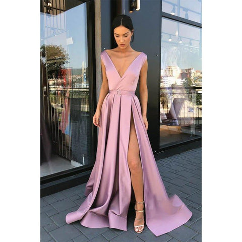 Vestido largo de fiesta rojo satinado de corte evasé, escote en V profundo, abertura alta y bolsillos. 