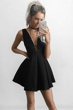Vestido de fiesta negro de satén, corte en A, escote en V profundo y abertura corta PD149