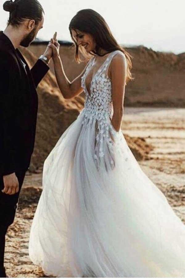 Robe de mariée en tulle à décolleté plongeant en V et fente, coupe trapèze, ornée d'appliqués, référence WD245