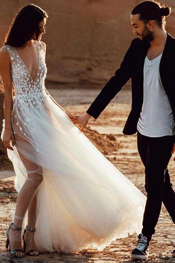 Robe de mariée en tulle à décolleté plongeant en V et fente, coupe trapèze, ornée d'appliqués, référence WD245