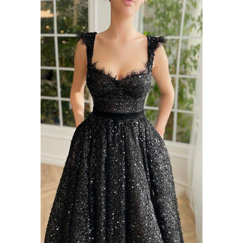 Vestido de fiesta vintage negro con lentejuelas, corte en A, tirantes dobles y bolsillos. 