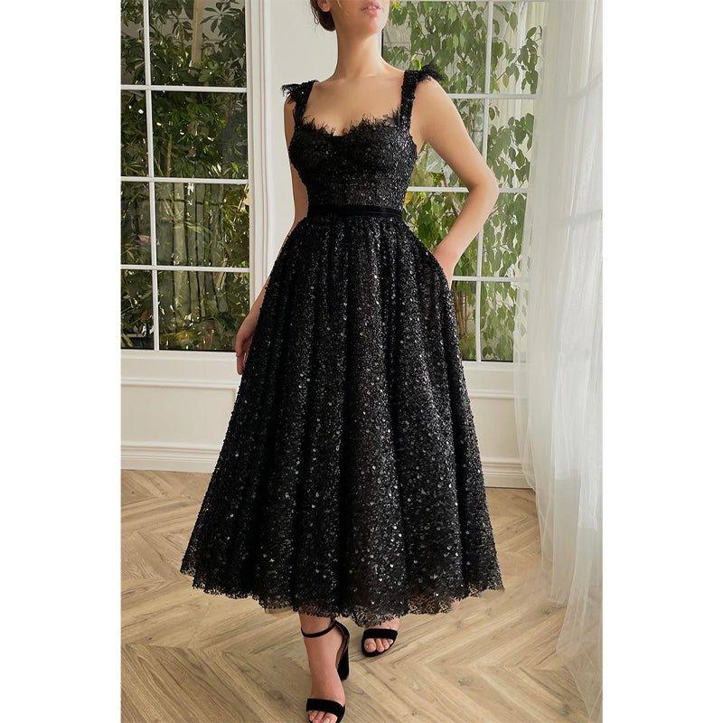 Vestido de fiesta vintage negro con lentejuelas, corte en A, tirantes dobles y bolsillos. 