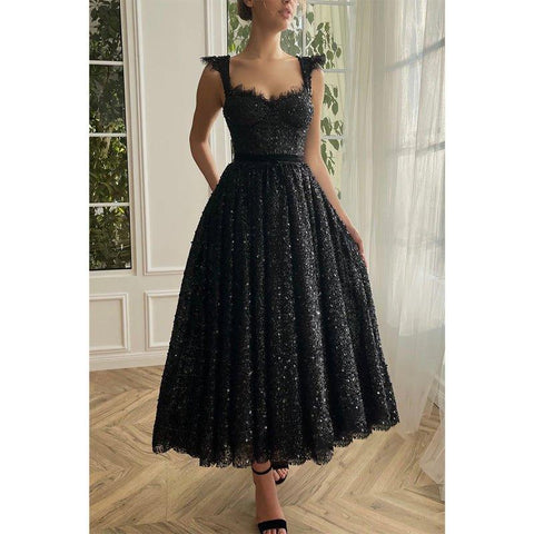 Vestido de fiesta vintage negro con lentejuelas, corte en A, tirantes dobles y bolsillos. 