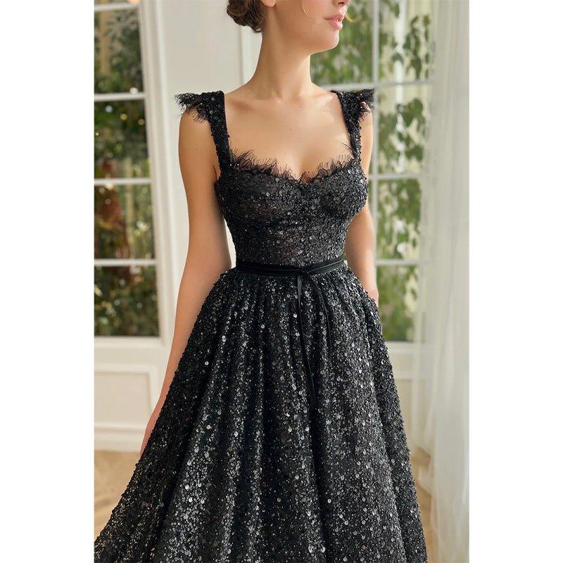 Vestido de fiesta vintage negro con lentejuelas, corte en A, tirantes dobles y bolsillos. 