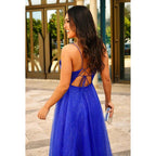 Vestido de fiesta formal de corte A, elegante y lujoso, con escote en V, tirantes cruzados y espalda descubierta.