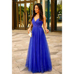 Vestido de fiesta formal de corte A, elegante y lujoso, con escote en V, tirantes cruzados y espalda descubierta.