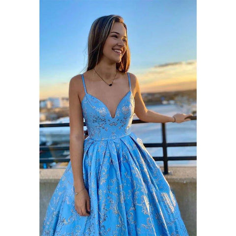 Vestido largo de fiesta de corte A, exquisito encaje, escote en V, tirantes finos y cierre de cordones. 