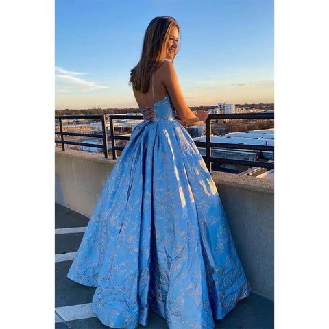 Vestido largo de fiesta de corte A, exquisito encaje, escote en V, tirantes finos y cierre de cordones. 