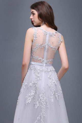 Robe de bal longue en tulle de coupe trapèze avec appliques