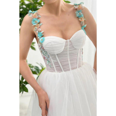 Vestido de noche blanco formal de corte A con tirantes finos y estampado floral, ideal para bodas y fiestas. 