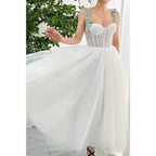 Vestido de noche blanco formal de corte A con tirantes finos y estampado floral, ideal para bodas y fiestas. 