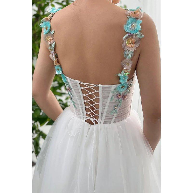 Vestido de noche blanco formal de corte A con tirantes finos y estampado floral, ideal para bodas y fiestas. 