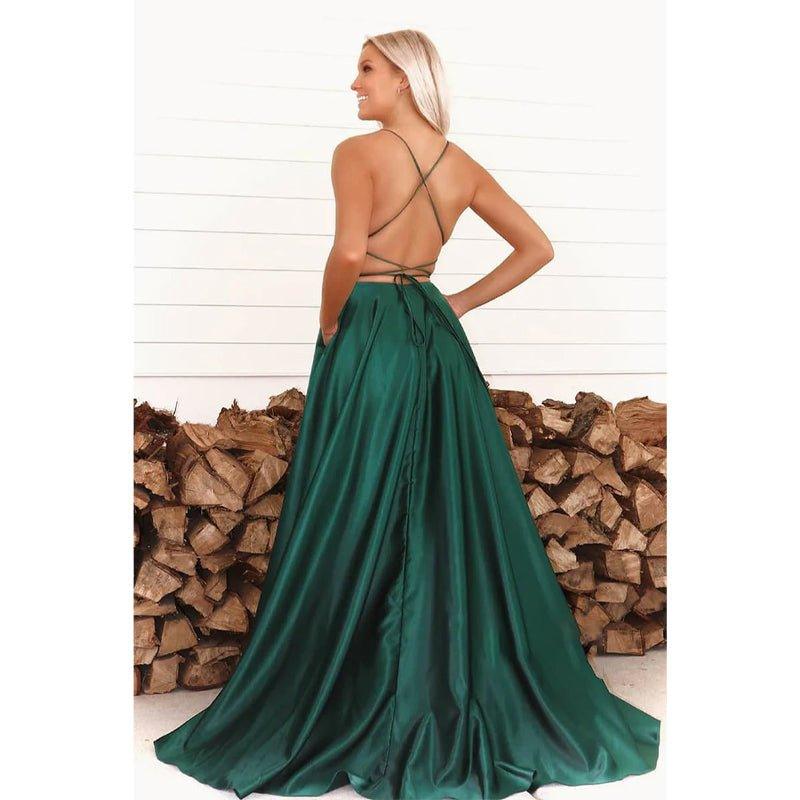 Vestido largo de fiesta verde satinado de corte A con escote redondo, abertura alta y bolsillos. 