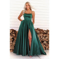 Vestido largo de fiesta verde satinado de corte A con escote redondo, abertura alta y bolsillos. 