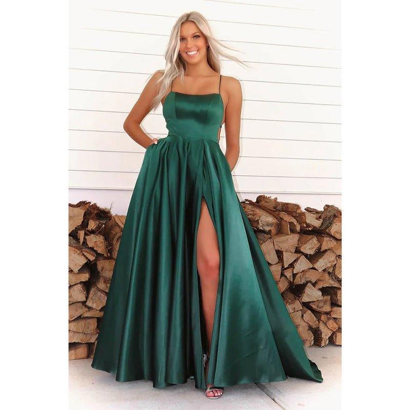 Vestido largo de fiesta verde satinado de corte A con escote redondo, abertura alta y bolsillos. 