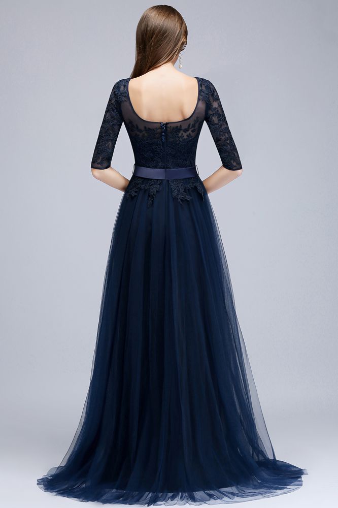 Vestido de fiesta de tul con apliques, corte en A, manga tres cuartos, largo hasta el suelo y abertura lateral, con fajín.