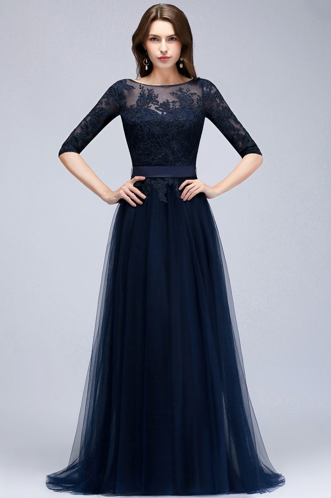 Vestido de fiesta de tul con apliques, corte en A, manga tres cuartos, largo hasta el suelo y abertura lateral, con fajín.