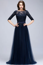 Vestido de fiesta de tul con apliques, corte en A, manga tres cuartos, largo hasta el suelo y abertura lateral, con fajín.