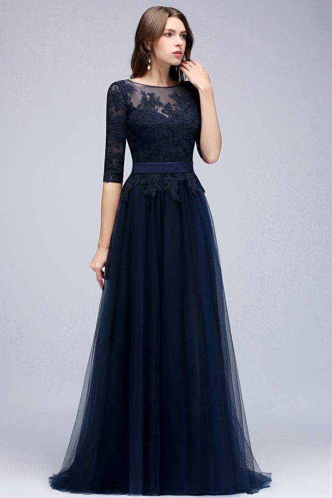 Vestido de fiesta de tul con apliques, corte en A, manga tres cuartos, largo hasta el suelo y abertura lateral, con fajín.