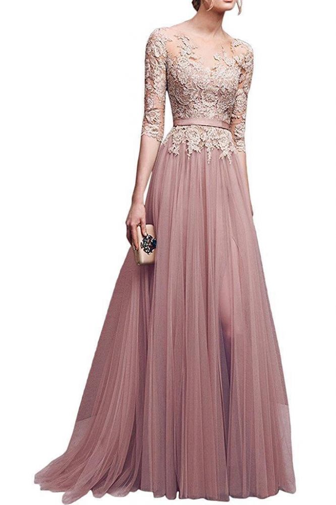 Vestido de fiesta de tul con apliques, corte en A, manga tres cuartos, largo hasta el suelo y abertura lateral, con fajín.