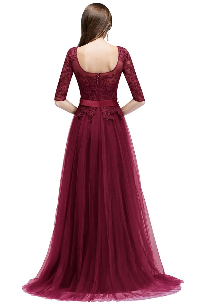 Vestido de fiesta de tul con apliques, corte en A, manga tres cuartos, largo hasta el suelo y abertura lateral, con fajín.