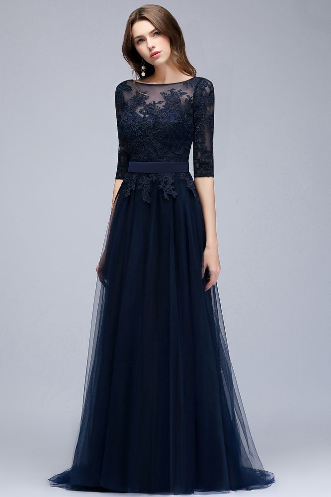 Vestido de fiesta de tul con apliques, corte en A, manga tres cuartos, largo hasta el suelo y abertura lateral, con fajín.