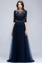 Vestido de fiesta de tul con apliques, corte en A, manga tres cuartos, largo hasta el suelo y abertura lateral, con fajín.