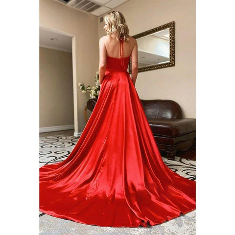 Vestido de fiesta sencillo, de satén elástico rojo, corte en A, escote halter, abertura alta y bolsillos. 