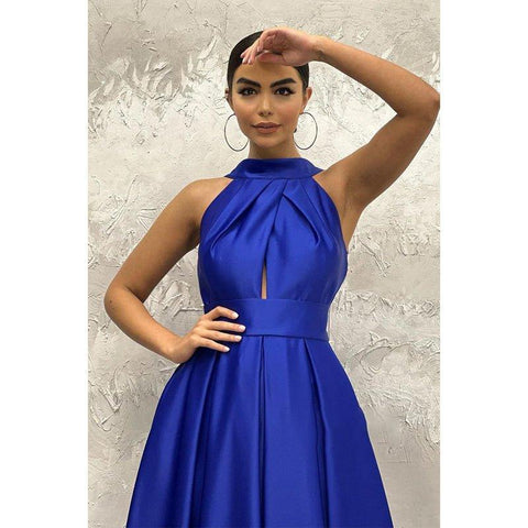 Vestido largo de fiesta sencillo de satén azul real con escote halter y corte en A 