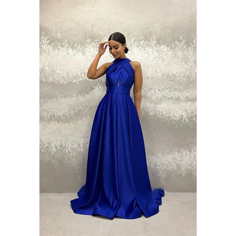 Vestido largo de fiesta sencillo de satén azul real con escote halter y corte en A 