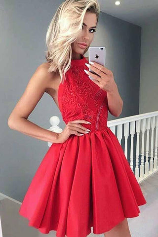 Robe de bal courte rouge en satin, sans manches, col halter et dentelle, coupe trapèze, référence PD050