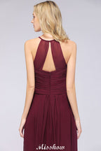 Vestido de dama de honor de corte evasé, sin mangas, con escote halter en V y volantes.