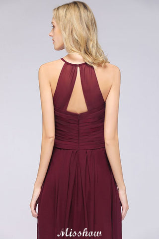 Vestido de dama de honor de corte evasé, sin mangas, con escote halter en V y volantes.