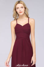 Vestido de dama de honor de corte evasé, sin mangas, con escote halter en V y volantes.