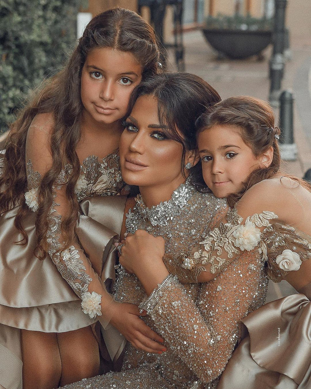 Vestido de niña de las flores corte asimétrico, de satén, con espalda transparente, apliques de encaje y lazo.