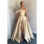 Vestido de fiesta sin tirantes, corte en A, abertura alta y bolsillos 