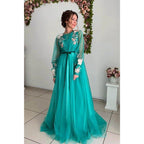 Vestidos de noche largos y elegantes de corte evasé con mangas largas ilusión y apliques de tul. 