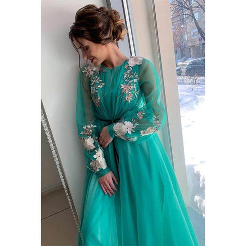 Vestidos de noche largos y elegantes de corte evasé con mangas largas ilusión y apliques de tul. 